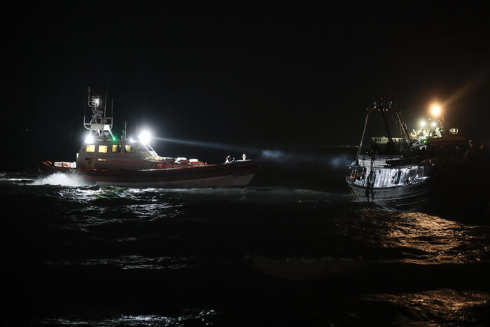 Migranti soccorsi di notte da Guardia Costiera: sbarchi a Pozzallo e Augusta
