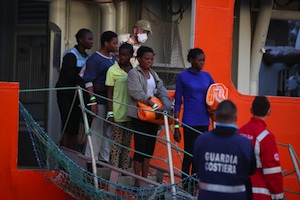 I novecento migranti sbarcati a Palermo, fermati tre presunti scafisti