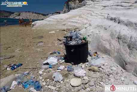 Immondizia alla Scala dei Turchi di Agrigento, l'ira degli ambientalisti
