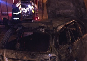 Avvertimento con il fuoco a consigliere comunale di Gela: gli bruciano l'auto