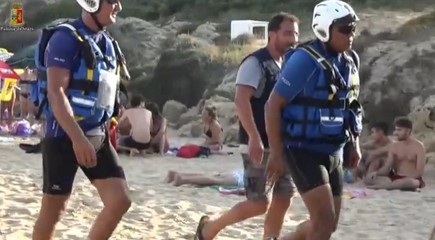 Lo prendono mentre spaccia hashish a Punta Braccetto (VIDEO)