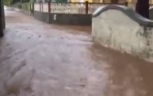 Avola, Gallina è un torrente in piena: gente bloccata nelle ville (VIDEO)