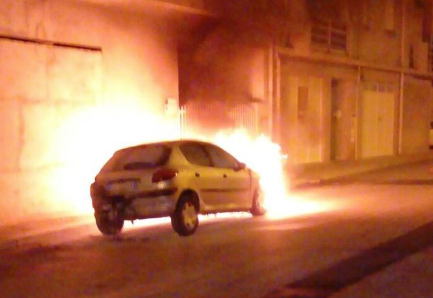 Incendio pomeridiano a Rosolini, il fuoco divora l'auto di una donna