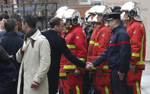 Macron all'Arco di Trionfo: scatta lo stato di emergenza
