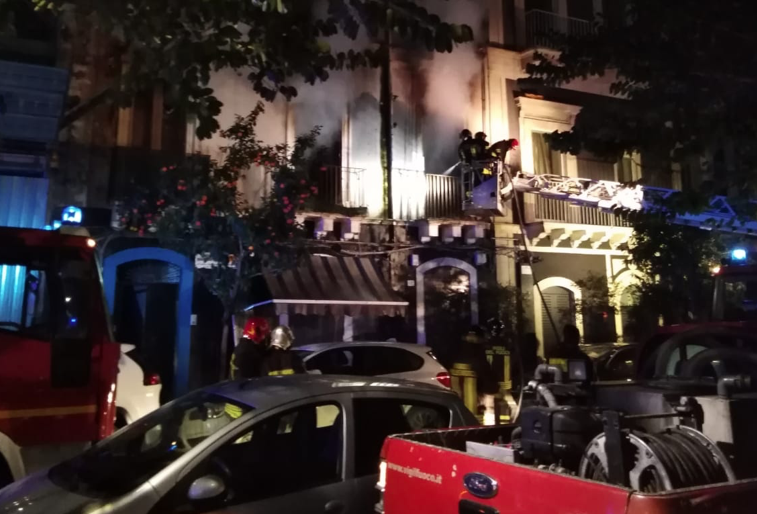 Paura a Catania nell'ex quartiere a "luci rosse" per un palazzo in fiamme