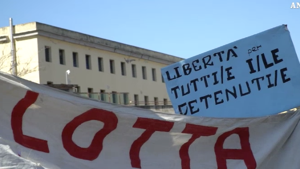 Sit-in di protesta a Napoli contro i maltrattamenti ai detenuti