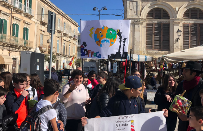 Da Palermo a Siracusa studenti in piazza per il clima: lottiamo per il futuro