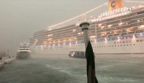 Estate rovente, ma anche grandine e nubifragi nel Nord est: nave a Venezia rischia di finire sulla banchina