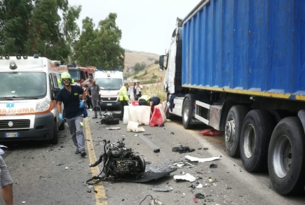 Scontro tra auto e un camion: ragazzo morto sulla Palermo-Agrigento