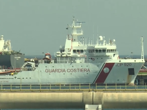 Nave Gregoretti con 131 migranti al pontile Nato di Augusta, ma sbarco vietato