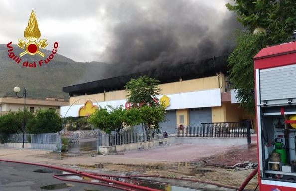 Incendio a Praia a Mare in  un deposito commerciale: forse è doloso