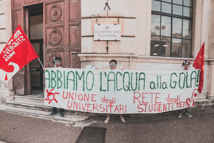 Flash mob degli studenti in50 città italiane: davanti alle scuole con maschere e boccagli: "Siamo con l'acqua alla gola"