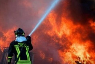 Incendio nella zona industriale di Termini Imerese: alta colonna di fumo nero