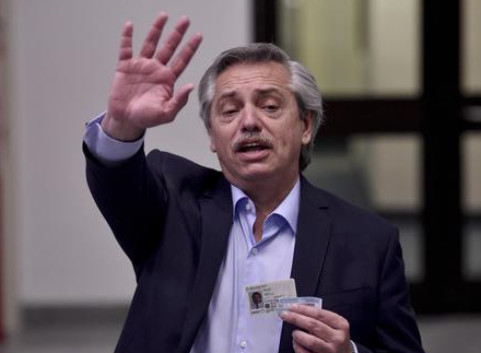Presidenziali in Argentina, i peronisti tornano al potere: Fernandez vince al primo turno