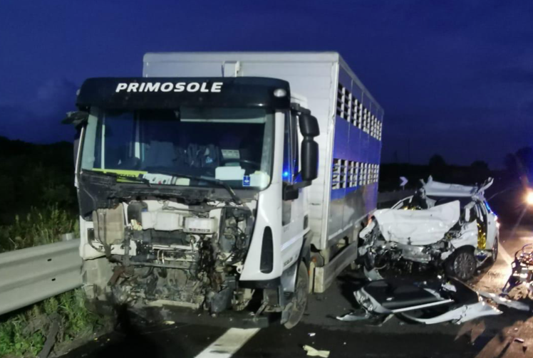 L'incidente a Francofonte con tre morti: indagato l'autista del camion