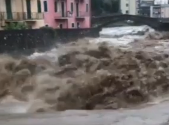 Liguria travolta dal maltempo: temporali e trombe d'aria: prima neve nel Sestriere
