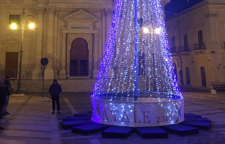 Acceso l'albero di Natale ecologico in piazza Garibaldi a Rosolini