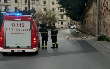 Maltempo, alberi caduti a Palermo: 3 feriti per il crollo del tetto di una cucina
