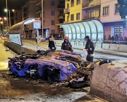 Genova, auto si capovolge: due morti carbonizzati: uno è di San Cataldo