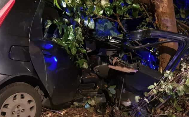 Palermo, auto si schianta contro un albero: lui muore, la fidanzata è grave