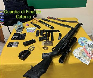 Catania, armi e droga in un bungalow: arrestato socio lido 'Capannine'