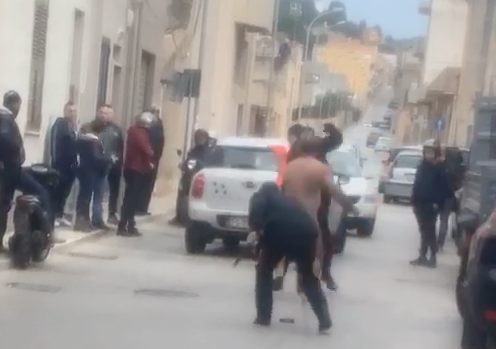 Nudo in strada aggredisce i carabinieri: portato in ospedale a Erice