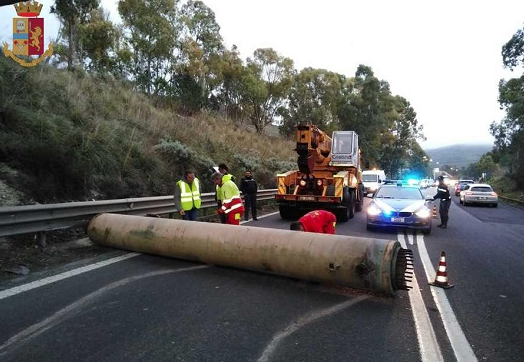Tir perde carico sulla Ragusa-Catania: tubo di 5 tonnellate in strada