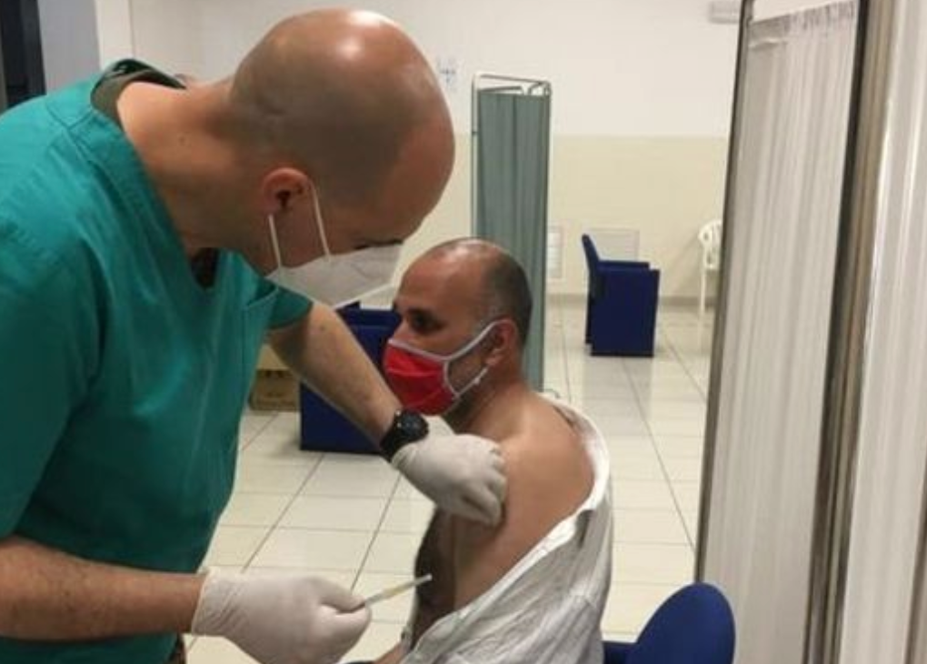 Settecento vaccinazioni a Salina: prima dose pure al sindaco di Santa Marina
