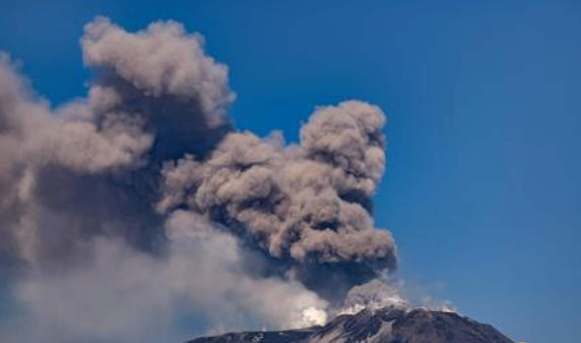 Musumeci: 5 milioni dalla Protezione civile per rimuovere la cenere dell'Etna