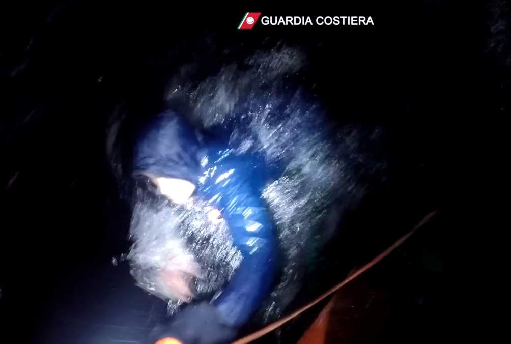 Lampedusa, salvati 289 migranti: alcuni in acqua