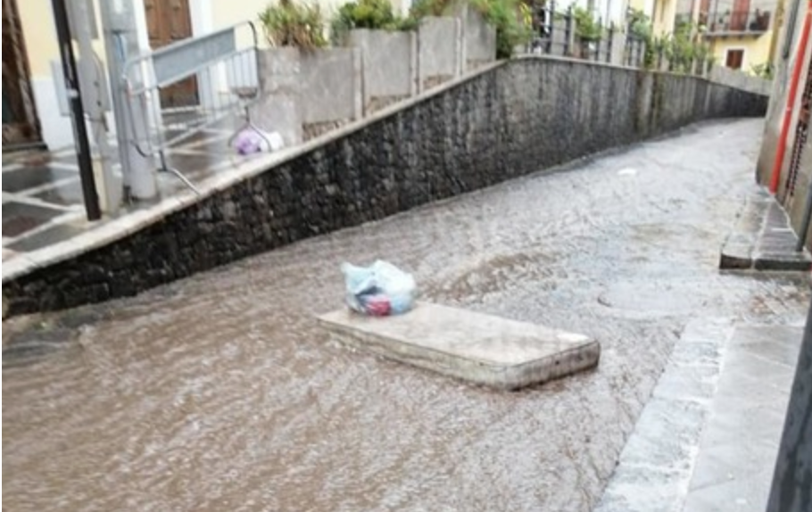 Maltempo, piogge torrenziali e strade allagate a Lipari