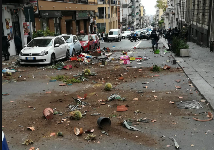 Svestita lancia oggetti dal balcone in via Etnea: panico a Catania