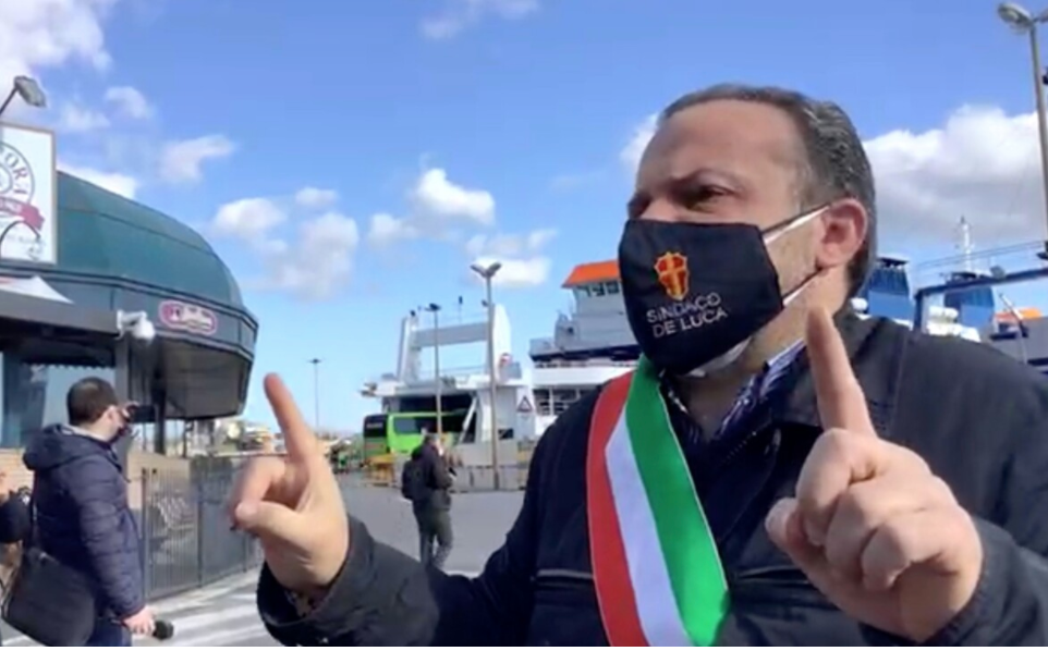 Green pass, il sindaco di Messina si accampa al Molo per protesta