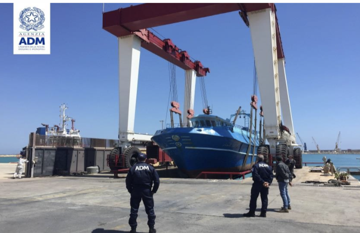 Rimosso peschereccio dei migranti a Pozzallo: ostruiva imbocco del porto
