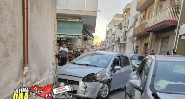 Vittoria, perde il controllo dell'auto: finisce contro un muro in via Caporale