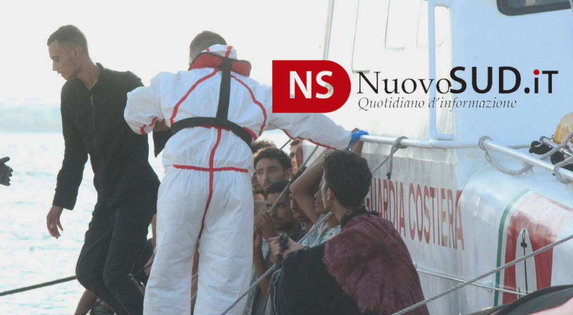Esodo di migranti a Portopalo,  la motovedetta sbarca pure un  cadavere