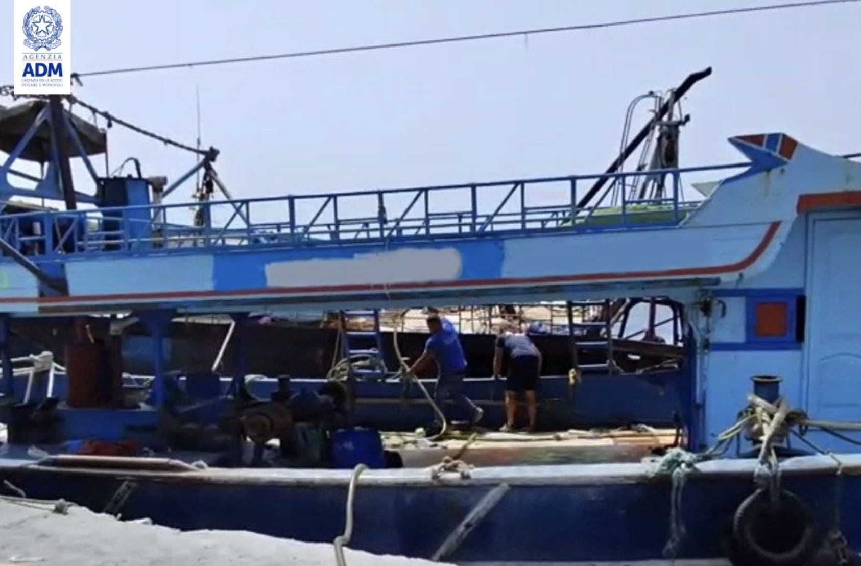 Lampedusa, peschereccio dei migranti affidato Agenzia dogane