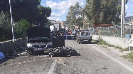 Moto si schianta contro due auto, un morto a Gioiosa Ionica