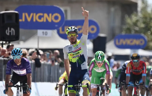 Ciclismo, Niccolò Bonifazio vince in volata la seconda tappa del Giro di Sicilia