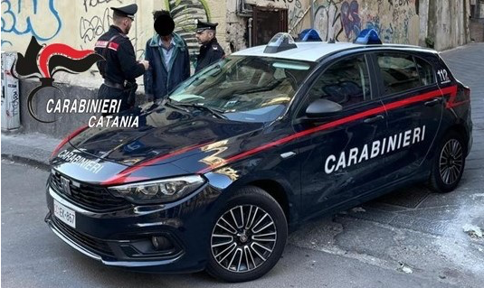 Bloccati a San Berillo a Catania per rapinargli il telefonino: un arresto