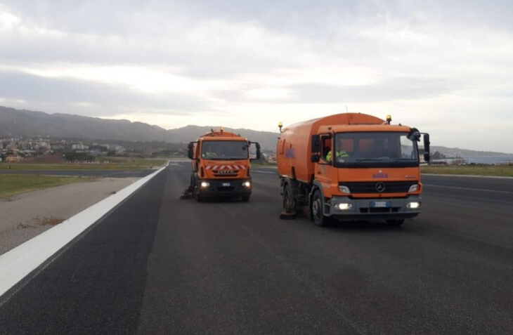 La cenere dell'Etna, ripulita la pista  dell'aeroporto di Reggio Calabria