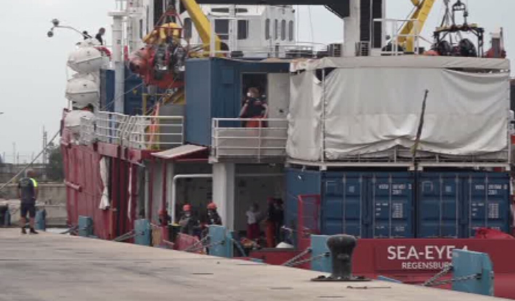 Nave Ong Sea-eye lascia il porto di Taranto per nuova missione