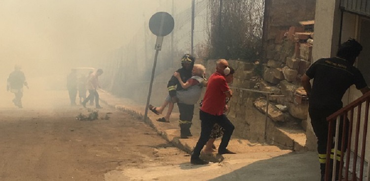 Inferno di fuoco a Sciacca, abitazioni evacuate e cittadini intossicati