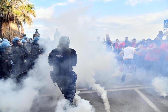 G7, scontri a Giardini Naxos tra manifestanti e polizia