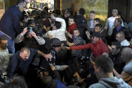 Macedonia, oltre cento feriti negli scontri al parlamento 