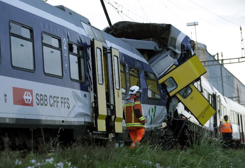 Scontro tra treni in Svizzera, almeno trenta i feriti 