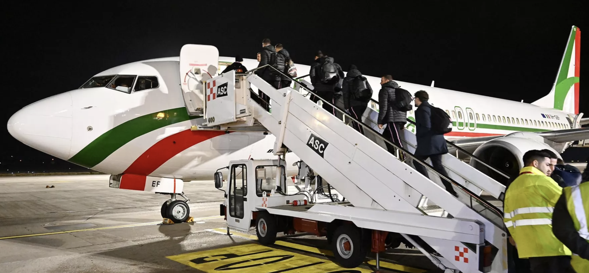L'aereo parte in ritardo, rinviata la gara Ascoli - Palermo: per i 222 tifosi al seguito maglie in omaggio