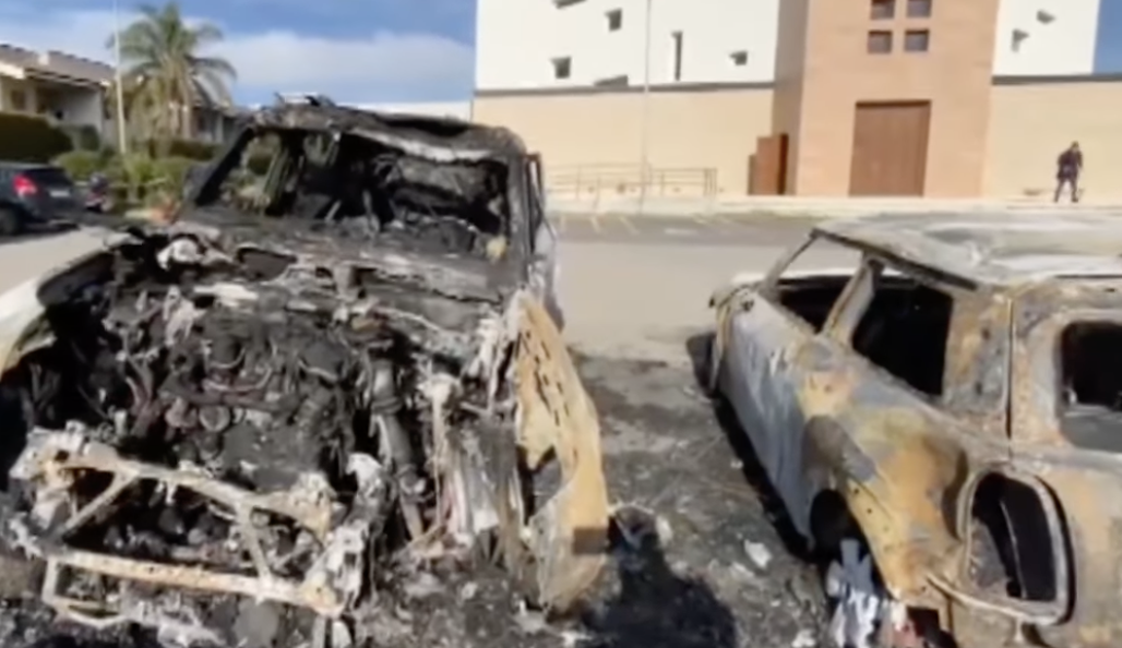 Sei automobili in fiamme a Catanzaro: l'incendio forse è doloso