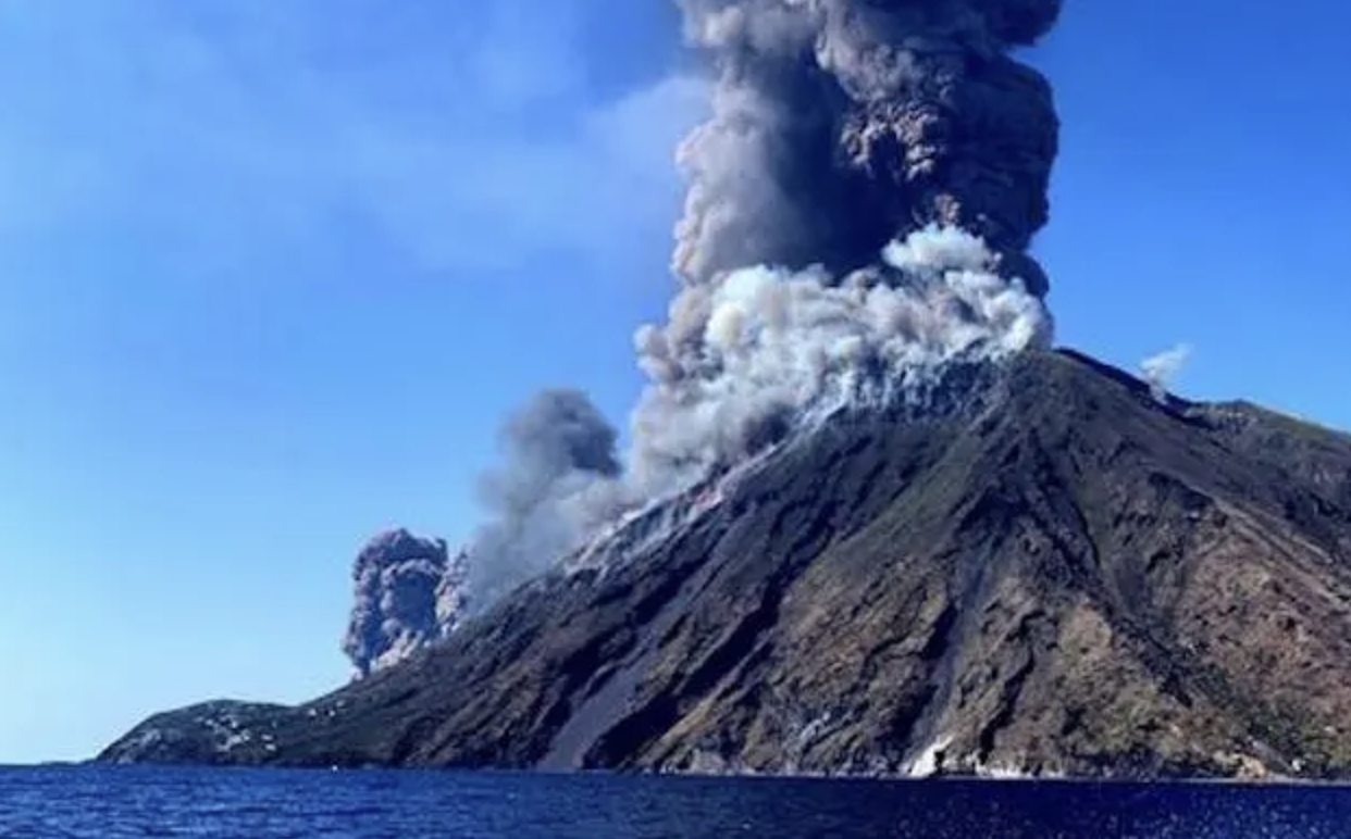 Esplosioni a Stromboli, materiale piroplatisco lanciato a centinaia di metri