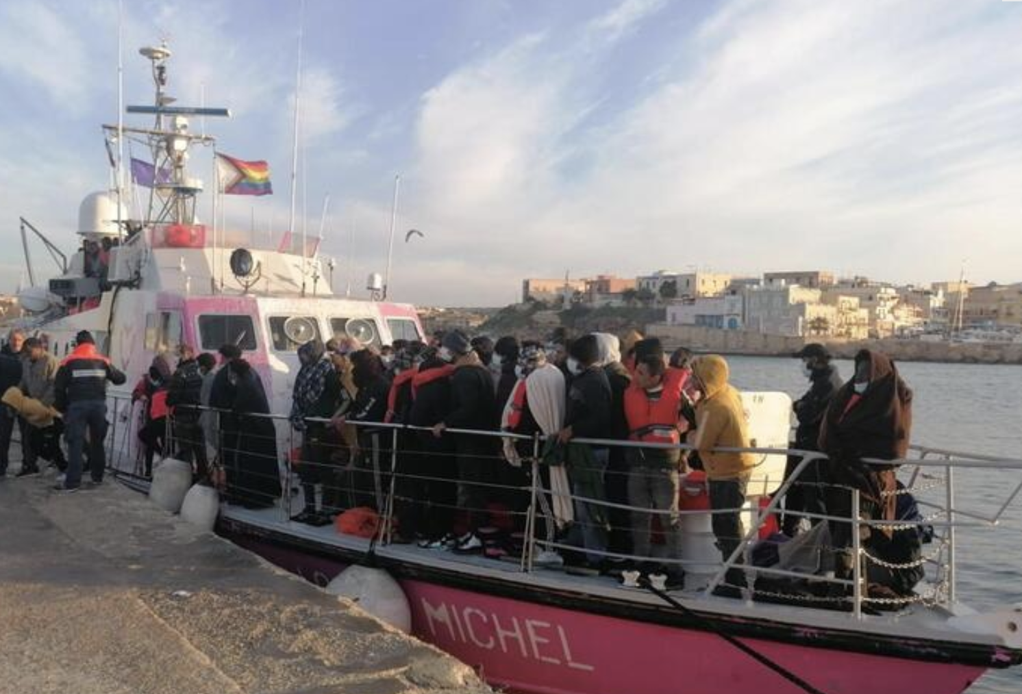 Sbarchi di migranti senza fine a Lampedusa: sequestrata nave 'Banksy'